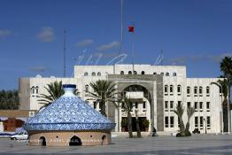 Image du Maroc Professionnelle de  La plus importante place de la ville de Safi où est installé le plus grand tajine du monde, le 29 Novembre 2006. Au fond la wilaya de la prefecture de Safi où siège le Gouverneur de la ville. ((Photo / Abdeljalil Bounhar) 